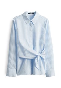 Camicia azzurra a maniche lunghe con colletto a punta, righe verticali e dettagli sul punto vita legati. Tessuto liscio con una consistenza morbida.