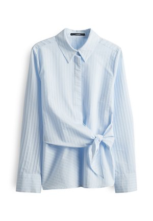 Lichtblauw overhemd met lange mouwen, een puntige kraag, verticale strepen en een strikdetails in de taille. Gladde stof met een zachte textuur.