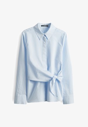 Lichtblauw overhemd met lange mouwen, een puntige kraag, verticale strepen en een strikdetails in de taille. Gladde stof met een zachte textuur.