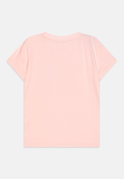 Camiseta de manga corta rosa con cuello redondo, fabricada en suave algodón, que presenta un diseño simple y limpio sin adornos.