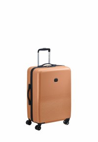 Valigia rigida in rame con texture rigata, una zip nera, maniglia laterale e quattro ruote girevoli per una facile manovrabilità.