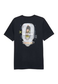 Černé bavlněné tričko s grafickým designem sklenice s teniskou uvnitř, barevné akcenty a textové prvky v kontrastních barvách.