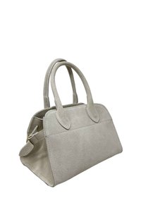 Šedá semišová kabelka se dvěma zaoblenými držadly, strukturovaným tvarem a hladkou texturou. Má zipové zapínání a prošité detaily po stranách.