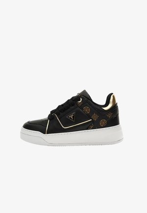 Schwarzer Sneaker mit goldenen Akzenten, Lederobermaterial, Schnürverschluss, dicke weiße Sohle und gemusterte Details an der Seite mit kreisförmigen Designs.