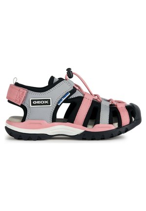 Sandalia deportiva con un diseño en gris y rosa, suela de goma, cordón elástico ajustable y múltiples agujeros para ventilación.