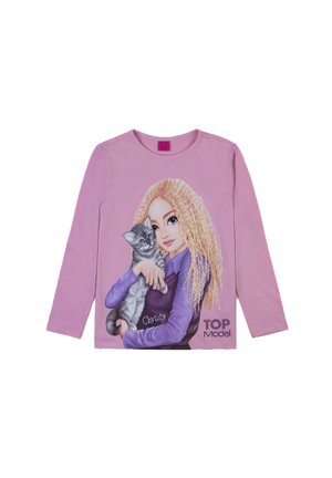 Rosa Langarm-T-Shirt mit einem grafischen Motiv eines Mädchens mit lockigem Haar, das eine graue Katze hält. Unten sind "TOP Model" und "Christy" aufgedruckt.