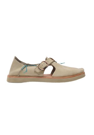 Sandalia de cuero beige con diseño recortado, correa lateral con hebilla, detalles de costuras azules y suela plana de goma vista de lado.