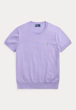 Lawendowy sweter z krótkim rękawem, dzianinowy, z okrągłym dekoltem i małym zielonym haftowanym logo Polo na lewej piersi.