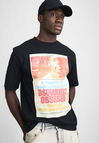 T-shirt en coton noir avec un imprimé graphique coloré, comprenant une photo et du texte célébrant le 30e anniversaire de DSQUARED2. Coupe légèrement oversize.