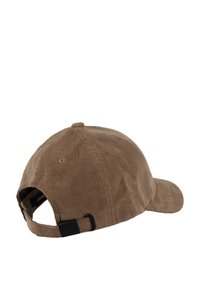 Cappellino da baseball in velluto a coste marrone con visiera curva, cuciture visibili, cinturino regolabile sul retro e superficie strutturata.