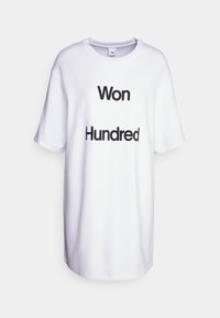 Camiseta de algodón blanca con mangas cortas, con el texto negro "Ganó" sobre "Cien" en el frontal. Cuello redondo estilo camiseta.