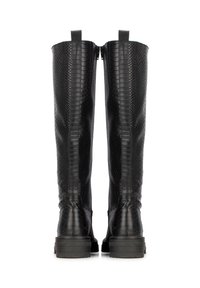 Bottes noires montantes en matériau synthétique texturé avec un motif crocodile, dotées d'une fermeture éclair et de semelles en caoutchouc robustes.