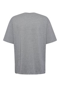 Camiseta unisex gris hecha de una mezcla de algodón. Tiene un corte holgado, mangas cortas y un cuello redondo sin gráficos ni patrones visibles.