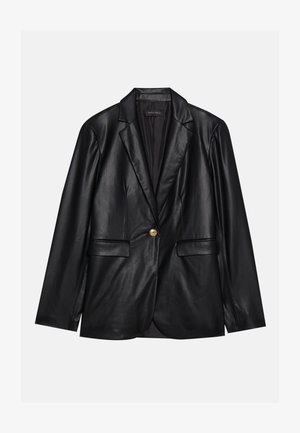 Blazer em couro preto com lapela recortada, fecho de um único botão dourado, dois bolsos frontais e acabamento suave. O forro interior é escuro.