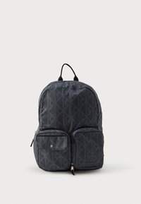 Mochila de nailon en gris oscuro con un patrón geométrico. Cuenta con correas acolchadas para los hombros, asa superior y dos bolsillos frontales con cremallera.