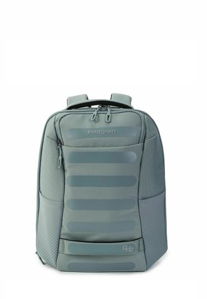 Grauer Hedgren Rucksack mit gepolstertem Frontpaneel, mehreren Reißverschlussfächern und Schultergurten, vor weißem Hintergrund gezeigt.