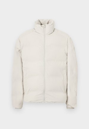 Giacca a vento in beige chiaro, con colletto alto, zip frontale completa e tasche laterali. Il tessuto sembra liscio con una texture imbottita.