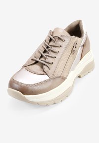 Sneaker in pelle beige con pannelli testurizzati, design con lacci e zip laterale. Presenta una robusta suola intermedia bianca e dettagli marroni.