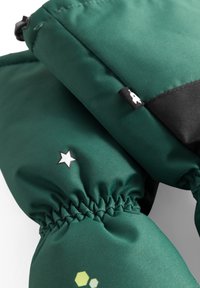 Grüne isolierte Fäustlinge mit elastischen Bündchen, ausgestattet mit einem schwarzen Akzent, einem kleinen weißen Stern und grünen sechseckigen Mustern auf dem Stoff.