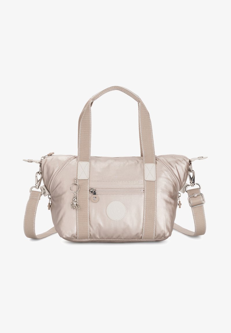 Sac à main métallique beige avec des anses courtes et longues, poche avant zippée et patch logo rond. Texture lisse, forme compacte.