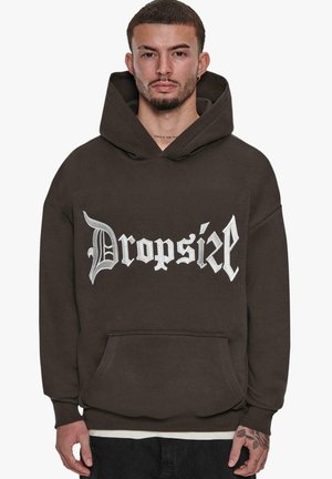 Brun hettegenser med framside kengurulomme og stort hvitt gotisk trykk "DropsiZ" over brystet. Myk kvalitet, avslappet passform.