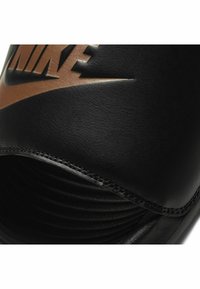 Nike Sportswear VICTORI ONE SLIDE - Papucsszandálok - black/mtlc red bronze-black