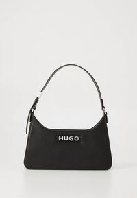 Zwarte leren handtas met een gestructureerde vorm, zilveren beslag en een voorkant met logo. Voorzien van een enkele schouderriem en een gladde textuur.