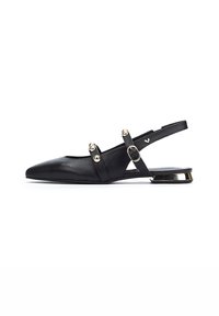 Mocasines de cuero negro con punta afilada, que cuentan con dos tachuelas decorativas doradas y una delgada correa en el tobillo. Tacón bajo con acentos dorados.
