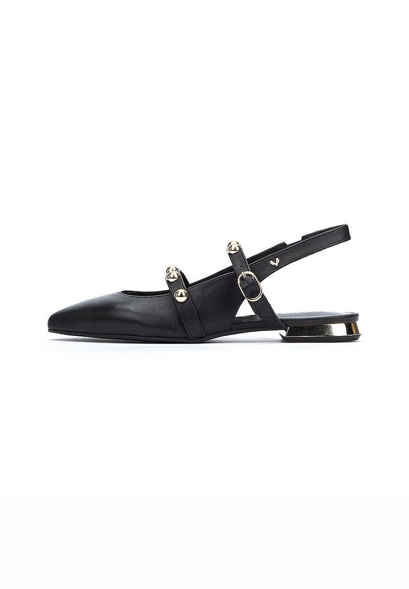 Mocasines de cuero negro con punta afilada, que cuentan con dos tachuelas decorativas doradas y una delgada correa en el tobillo. Tacón bajo con acentos dorados.