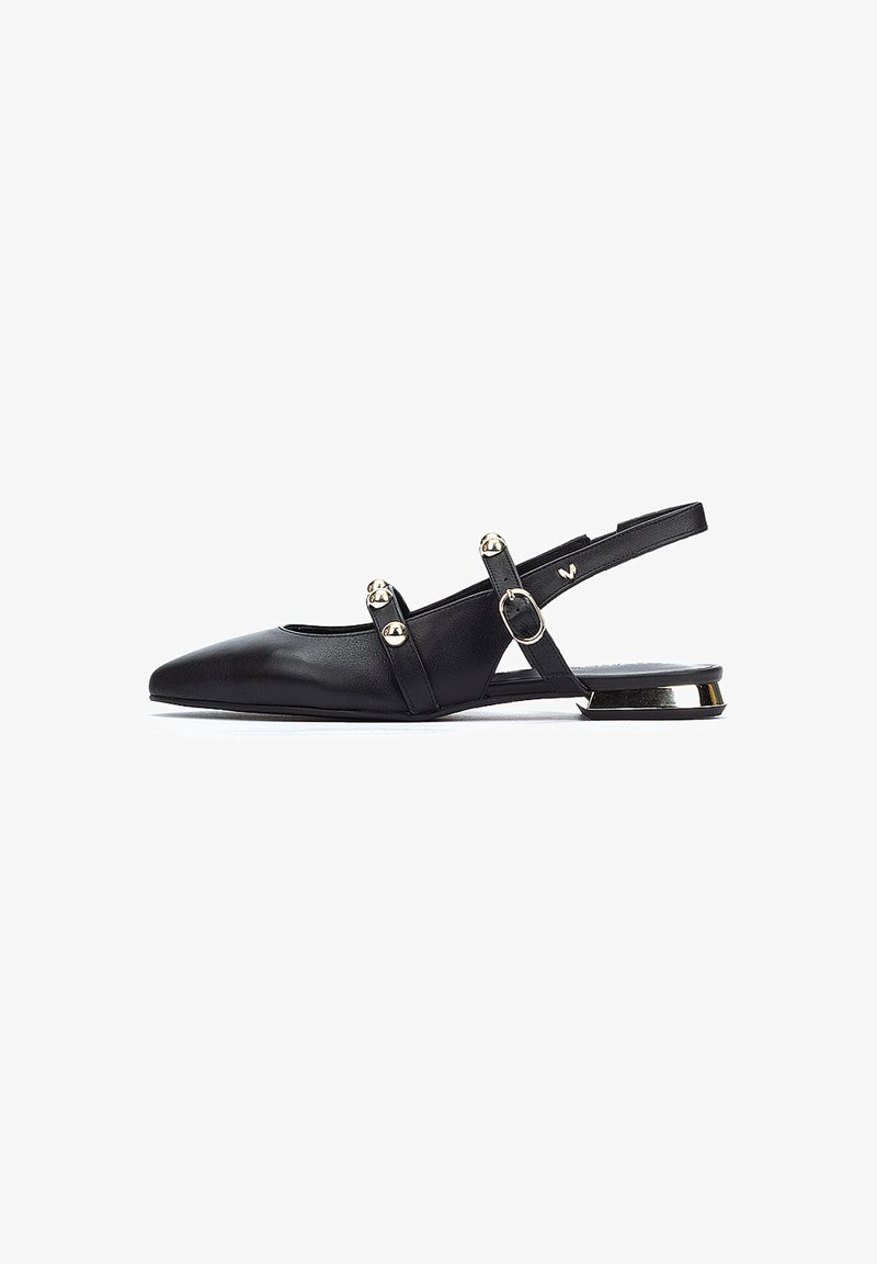 Mocasines de cuero negro con punta afilada, que cuentan con dos tachuelas decorativas doradas y una delgada correa en el tobillo. Tacón bajo con acentos dorados.