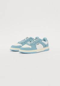 Sneaker blu e bianchi con tomaia in pelle liscia, punta perforata, dettagli grigi e suola in gomma testurizzata. Presenta il logo sul lato.
