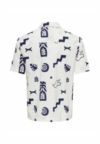 Bela srajca s kratkimi rokavi z mornarsko modrimi abstraktnimi oblikami, spiralami, vzorci, podobnimi stopnicam, listi in motivi ptic, enakomerno razporejenimi po tkanini.