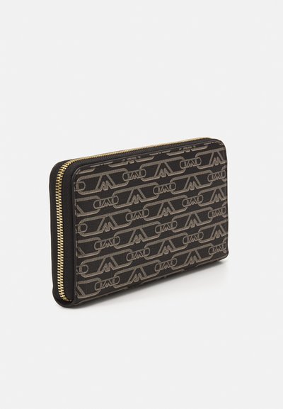 Portafoglio nero con zip, decorato con un motivo logo color tan, presenta una finitura testurizzata e accessori dorati, di forma rettangolare con angoli arrotondati.
