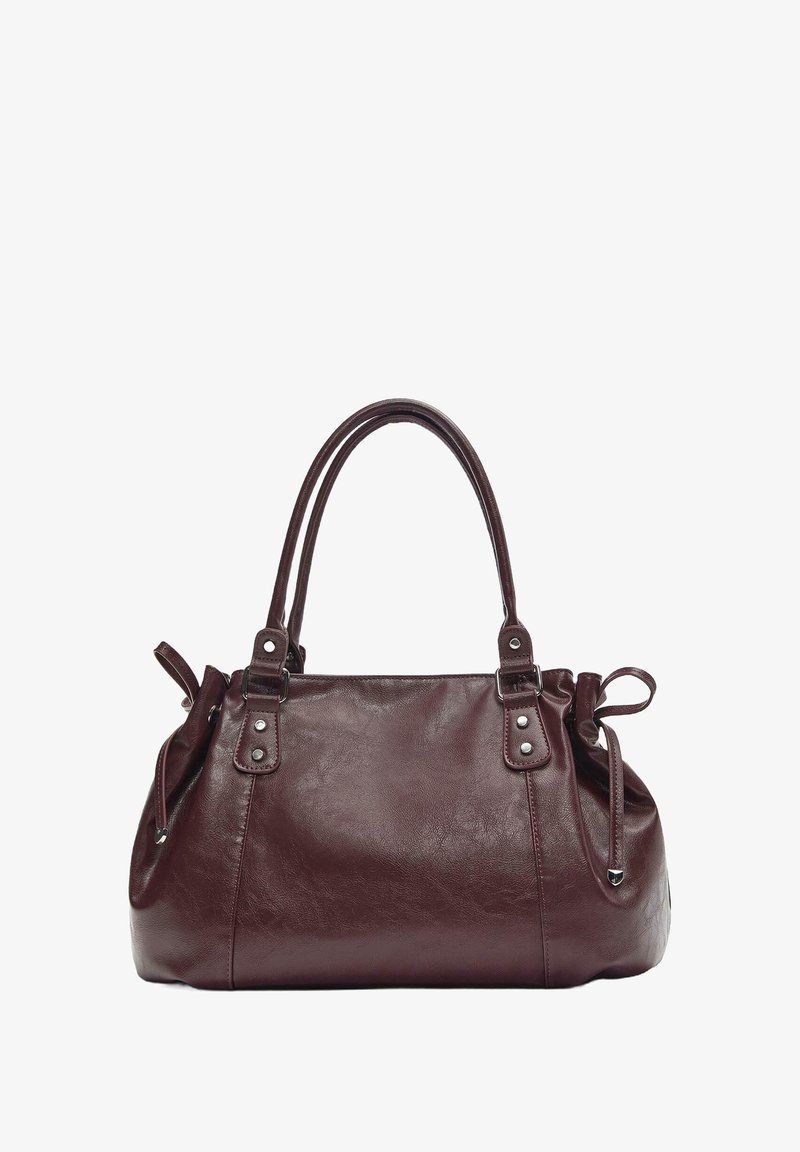 Ciemnobrązowa skórzana torebka z dwoma górnymi uchwytami, bocznymi troczkami oraz srebrnymi nitami na białym tle.