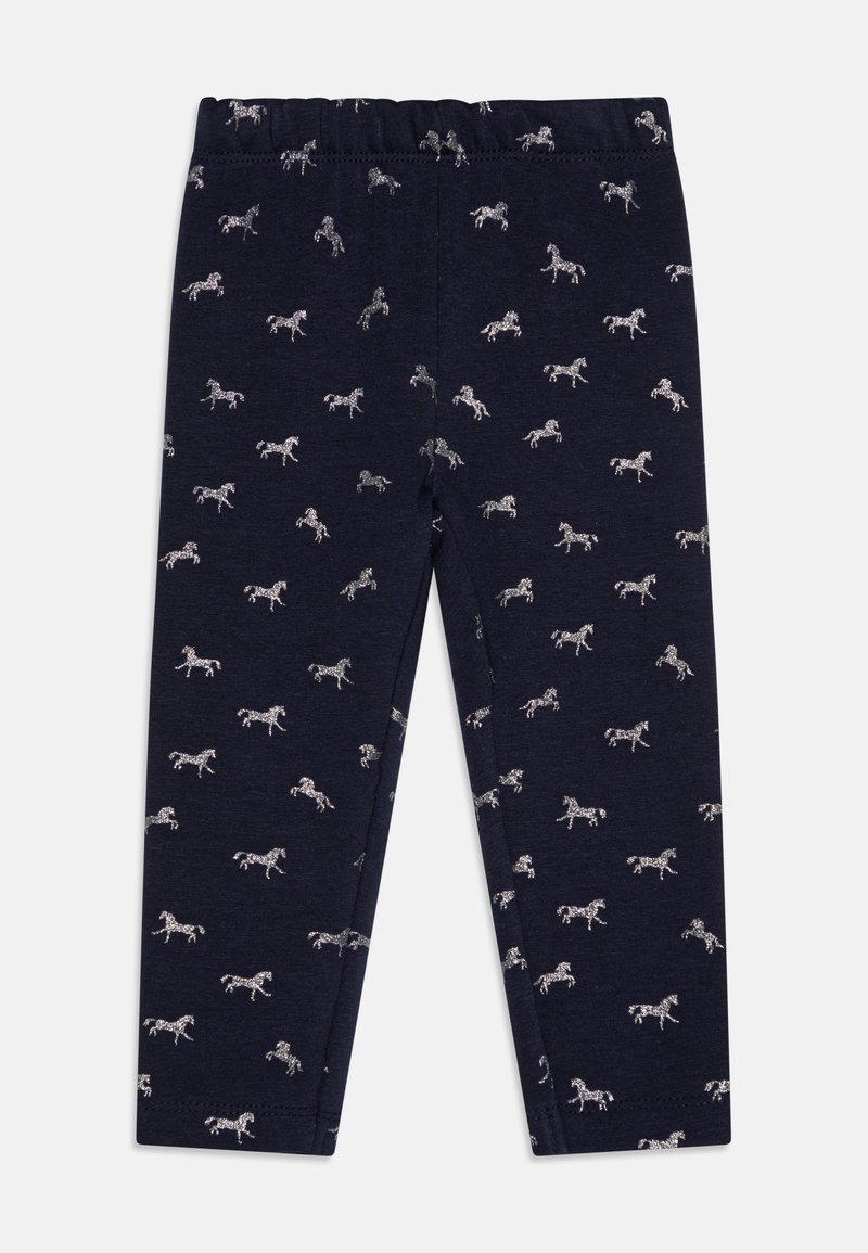 Tengeri kék leggings, amelyeken ismétlődő fehér ló minta található, puha anyagból készült, rugalmas derékpántja van, és a szűkített lábok biztosítják a testhezálló fazont.
