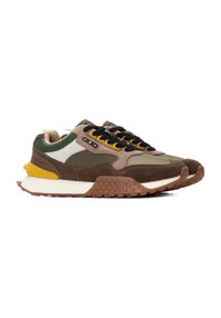 Zapatillas de ante y malla marrones con acentos en verde, blanco y amarillo. Suela gruesa blanca con banda de rodadura de goma marrón texturizada. Cordones negros.
