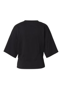 Haut noir oversize à manches courtes avec manches larges et ourlet droit, présenté de dos sur un fond blanc.