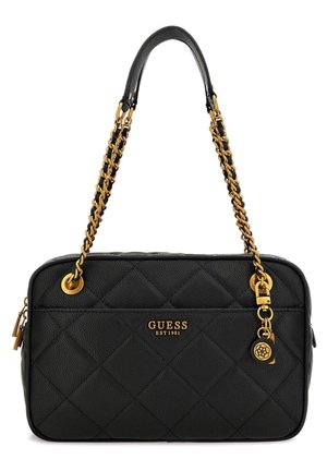 Schwarze, gesteppte rechteckige Guess-Handtasche mit goldener Kettenriemen, goldenem Logo und dekorativem goldfarbenem Anhänger an einer Seite.
