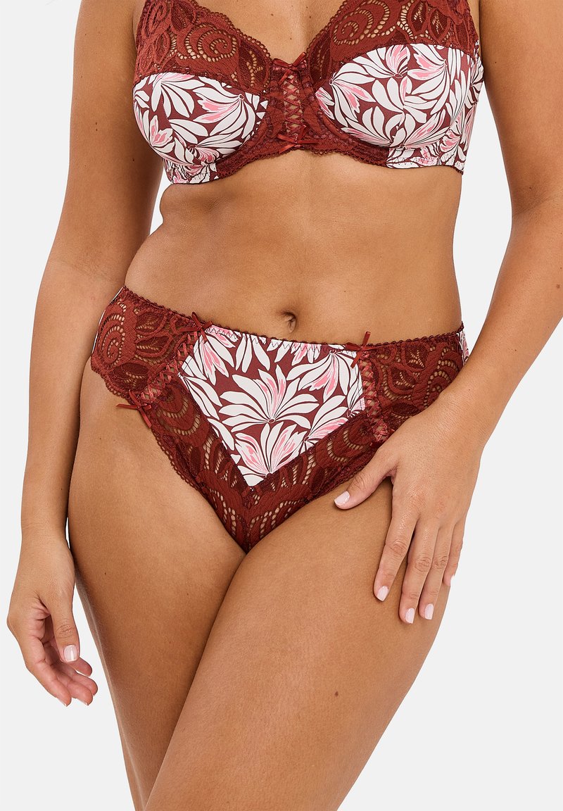 Conjunto de lencería burdeos de encaje con tejido impreso floral. El sujetador presenta acentos florales y detalles de encaje intrincados. Las braguitas de tiro alto complementan el diseño.