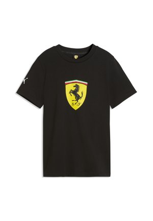 Schwarzes kurzärmeliges T-Shirt mit gelbem Ferrari-Schildlogo, das ein schwarzes springendes Pferd und rote, weiße sowie grüne Streifen über dem Emblem zeigt.