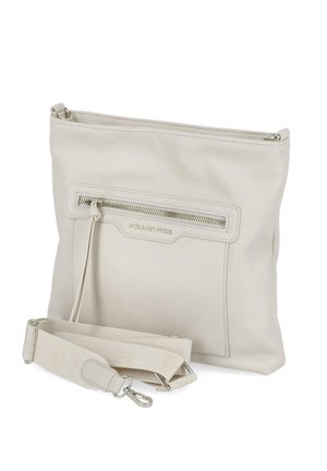 Sac bandoulière en cuir blanc cassé avec poche zippée à l'avant, bandoulière en tissu ajustable amovible et détails en métal argenté.