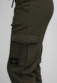 Petrol Industries Kapsáče - army green