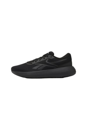 Zapatilla deportiva negra para correr con parte superior de malla, cierre de cordones, suela acolchada y marca sutil en el lateral y talón.