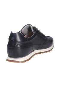 Baskets en cuir noir avec une tige en mesh texturé, semelle intermédiaire blanche et semelle extérieure en caoutchouc marron. Présente un système de laçage et un détail de logo au niveau du talon.