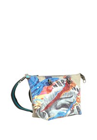 Borsa in tela multicolore con motivi astratti, chiusura con zip, dettagli marroni e una tracolla turchese; forma rettangolare con base piatta.