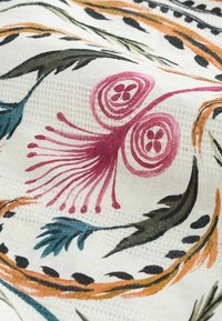 Katoenen stof met complexe bloem- en spiraalpatronen in roze, turquoise, groen en oranje tegen een witte achtergrond. Zachte textuur.