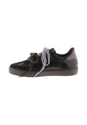 Baskets basses noires avec texture brillante en sequins, semelle foncée, lacets rubans noirs et blancs et accent marron au talon.