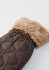 Mitten invernale imbottita di colore marrone con polsino elastico e morbido risvolto in finta pelliccia marrone chiaro su sfondo bianco.