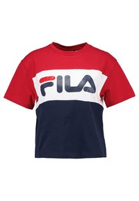 Červené a námořnické tričko s krátkými rukávy s barevnými bloky. Obsahuje výraznou bílou panel, který zobrazuje logo "FILA" v námořnické barvě. Materiál: bavlna.
