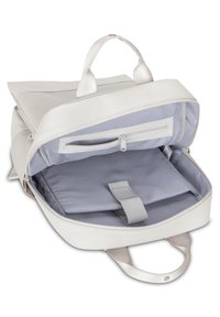 Fehér szintetikus hátizsák sima textúrával, cipzáras zsebekkel, állítható pánttal és világosszürke bélésű belső résszel.